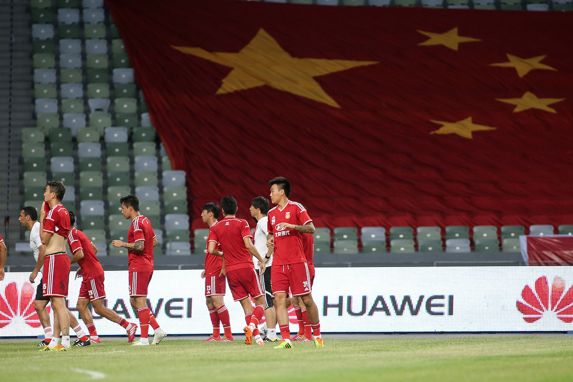 包含赛地聚焦——意甲冲刺阶段热度飙升，埃因霍温豪取连胜，球迷炸锅，数据趋势出现新变化的词条