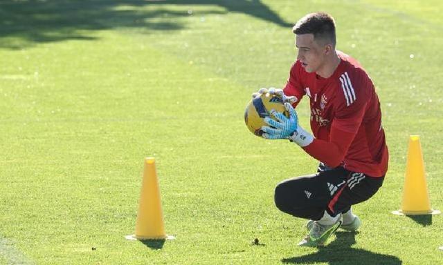 赛前本菲卡备战国王杯;门线救险细节曝光;引发热议;纪律约束更严格(本菲卡足球俱乐部历史最佳11人) 赛前本菲卡备战国王杯;门线救险细节曝光;引发热议;纪律约束更严格(本菲卡足球俱乐部历史最佳11人)